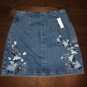 BNWT Topshop Denim skirt size 6 but runs small so I’m listing it size 4